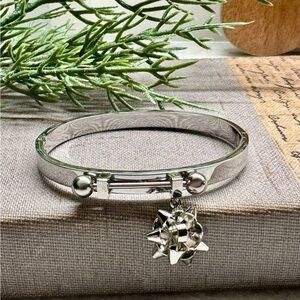 New Silver Tone Bow Birthday Holiday Hinged Bangle Bracelet - Size Small (7”)
